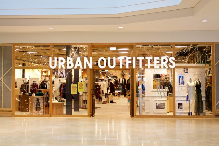 urbanoutfitters-storefront